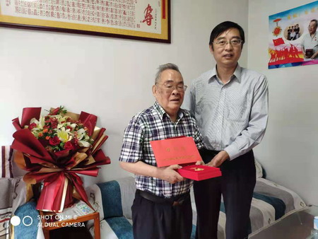 蘇鹽集團(tuán)黨委書(shū)記、董事長(zhǎng)章朝陽(yáng)走訪慰問(wèn)老黨員