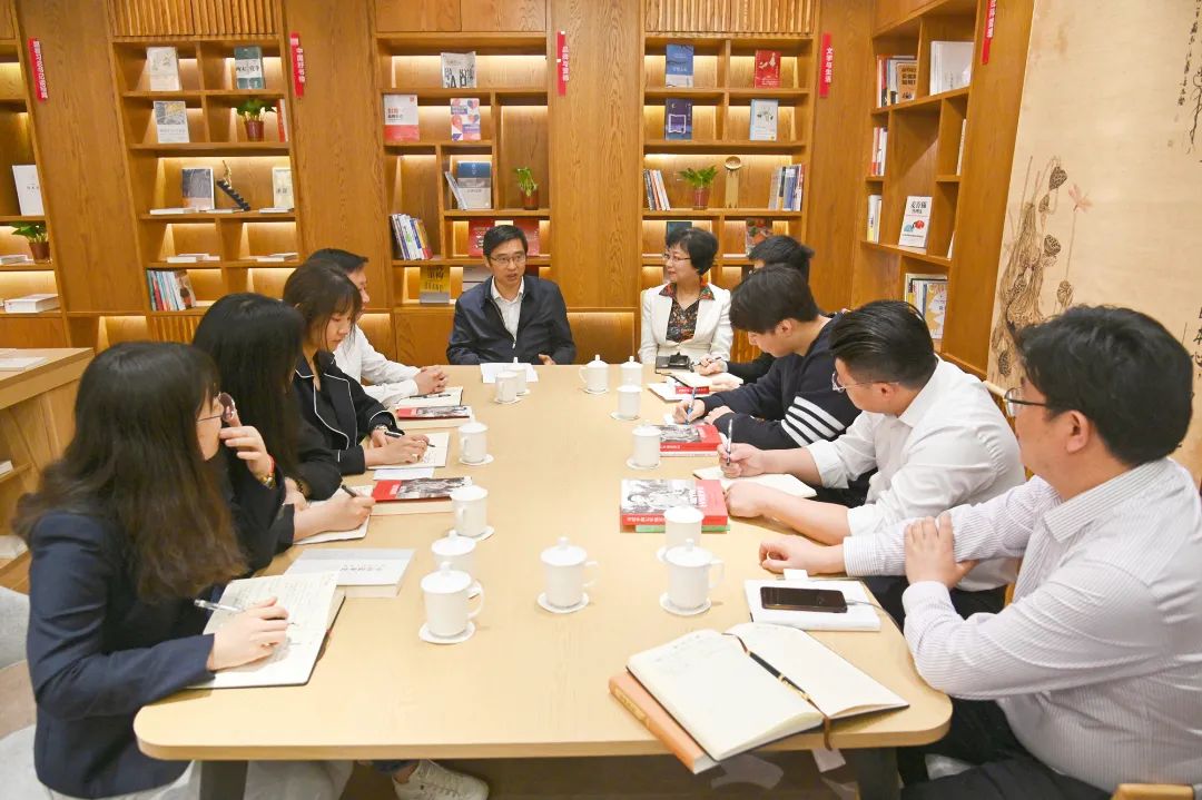 蘇鹽集團黨委舉行青年讀書活動暨“書研學(xué)社”揭牌儀式 蘇鹽集團黨委舉行青年讀書活動暨“書研學(xué)社”揭牌儀式