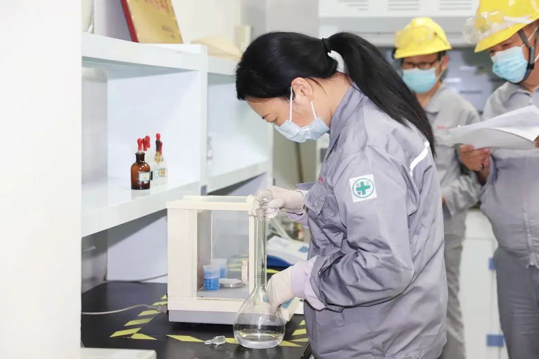 大干紅五月丨鹽?;す荆簥^力拼搏創(chuàng)佳績 捷報頻傳奏凱歌 大干紅五月丨鹽海化工公司:奮力拼搏創(chuàng)佳績 捷報頻傳奏凱歌