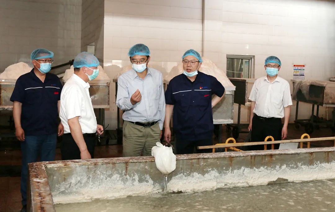 蘇鹽集團(tuán)黨委書記、董事長章朝陽拜訪連云港市委書記方偉 蘇鹽集團(tuán)黨委書記、董事長章朝陽拜訪連云港市委書記方偉