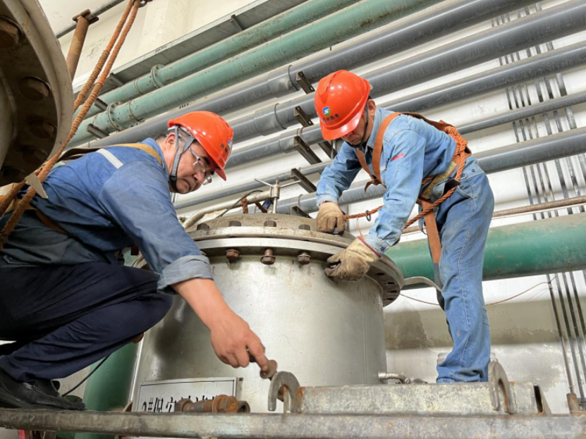 蘇鹽集團(tuán):戰(zhàn)高溫斗酷暑,致敬堅(jiān)守一線的最美蘇鹽人! 蘇鹽集團(tuán):戰(zhàn)高溫斗酷暑,致敬堅(jiān)守一線的最美蘇鹽人!